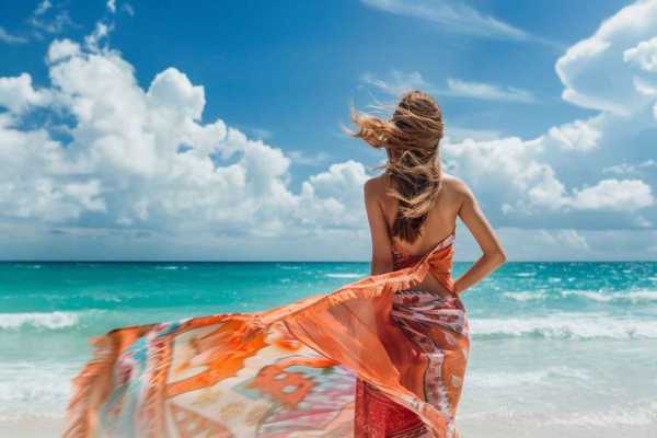 Будь в тренде на пляже: модные купальники и аксессуары 2024