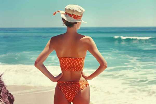 Будь в тренде на пляже: модные купальники и аксессуары 2024