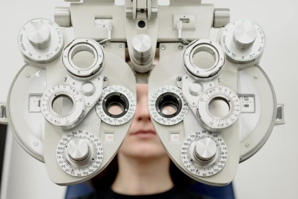 Как COVID-19 поражает слизистую глаз и чем помочь себе при ухудшении зрения — объясняет врач